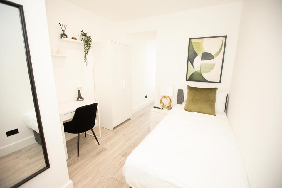 Photo of the whole room, Bedroom, wardrobe