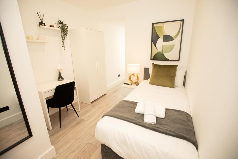 Bed, Photo of the whole room, Bedroom, towels