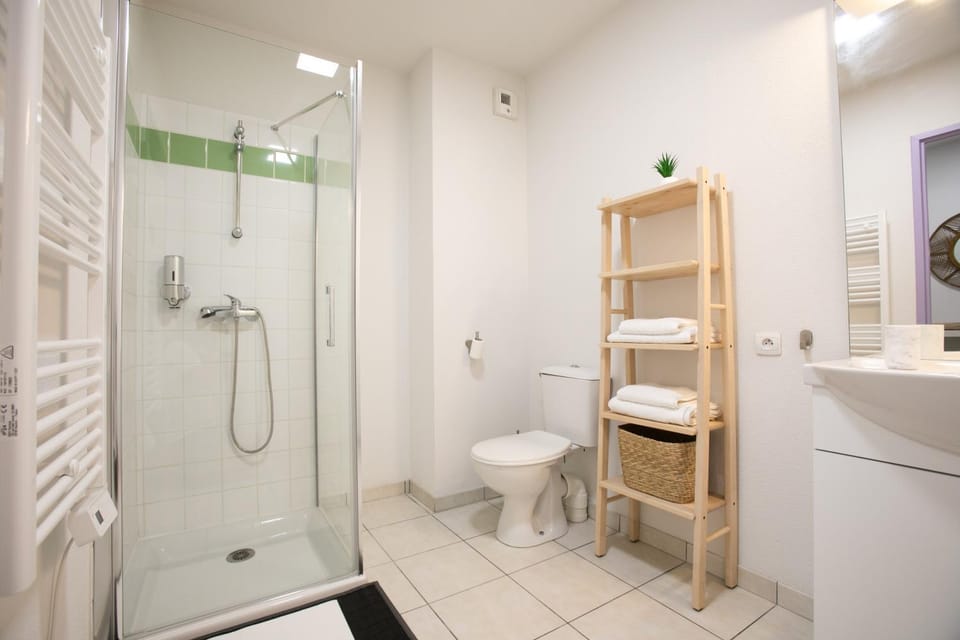 Shower, Toilet, Bathroom, towels