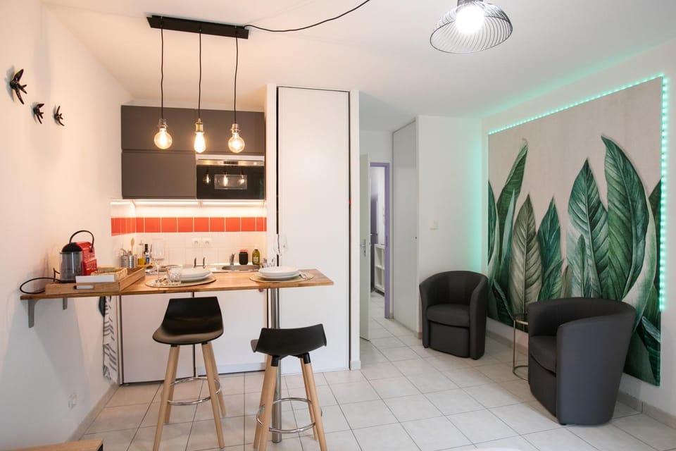 Kitchen or kitchenette, Seating area, Dining area
