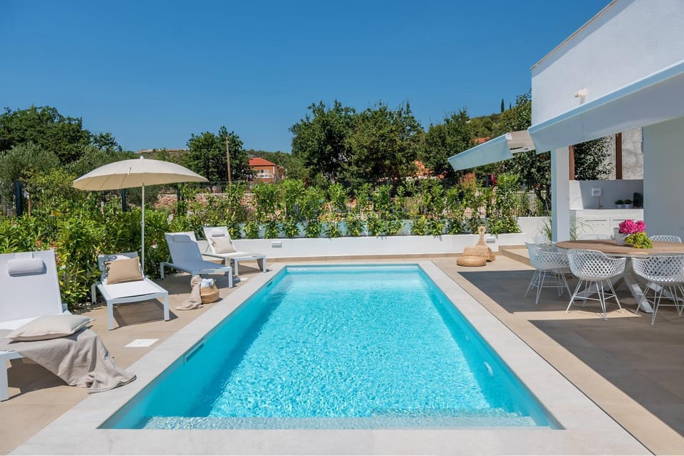 Marula holiday home - with heated pool House in Šibenik-Knin County, Croatia