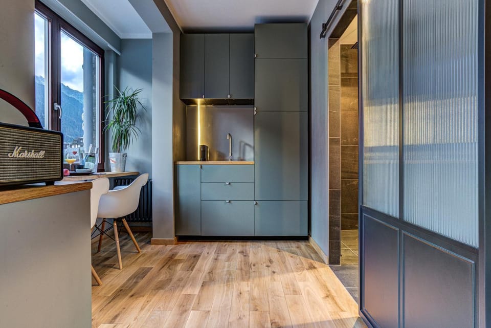 Bathroom, TV and multimedia, Coffee/tea facilities, Kitchen or kitchenette, fireplace, furniture, hair dresser, wardrobe