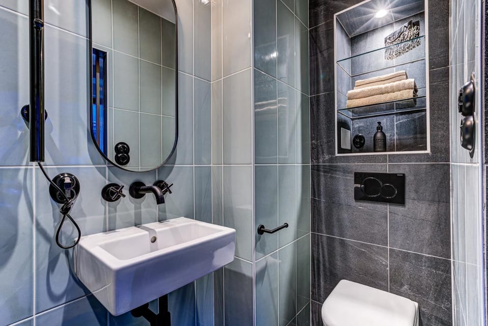 Shower, Toilet, Bathroom, heating, towels
