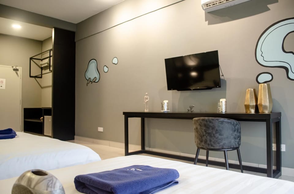 TV and multimedia, Photo of the whole room, Bedroom, hair dresser, air conditioner