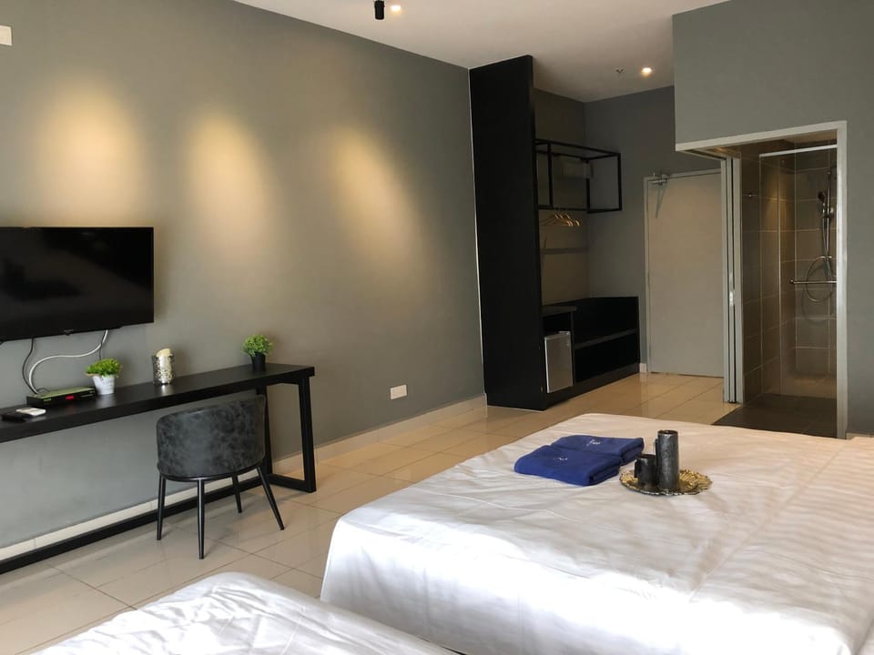 Bed, TV and multimedia, Photo of the whole room, Decorative detail
