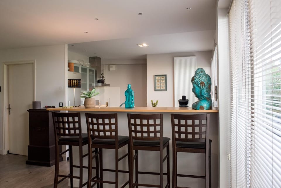 Dining area, minibar