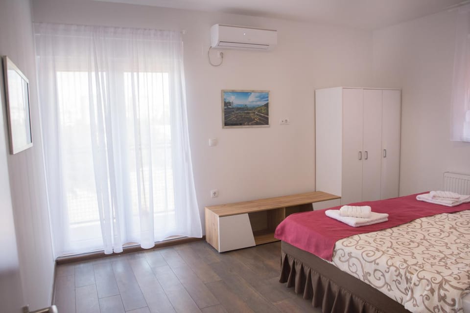 Bedroom, air conditioner