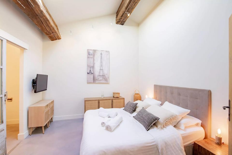 Bed, TV and multimedia, Photo of the whole room, Bedroom