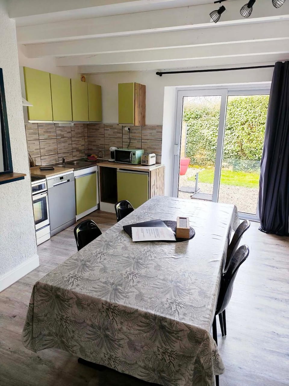 Kitchen or kitchenette, Dining area