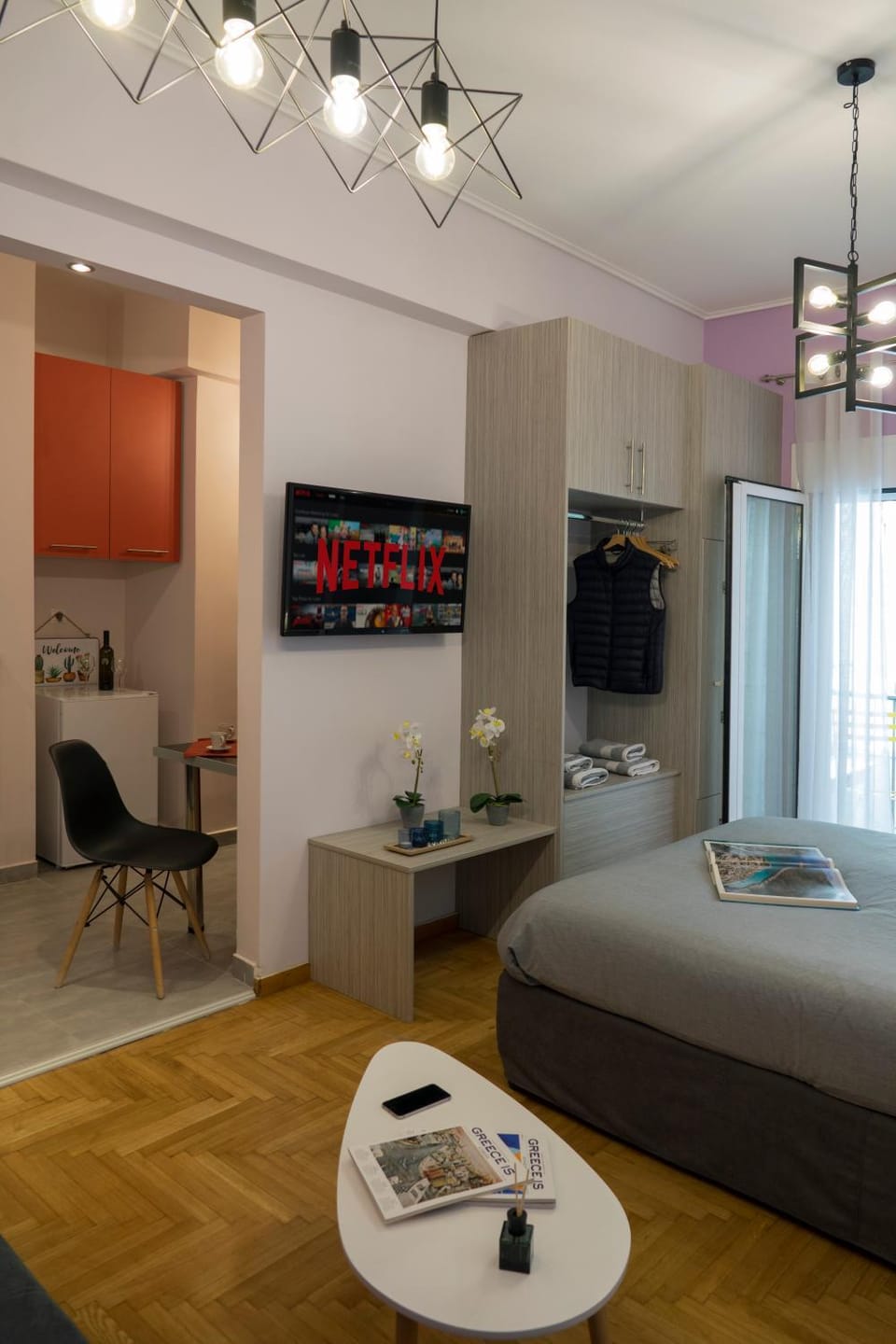 Bed, TV and multimedia, Bedroom