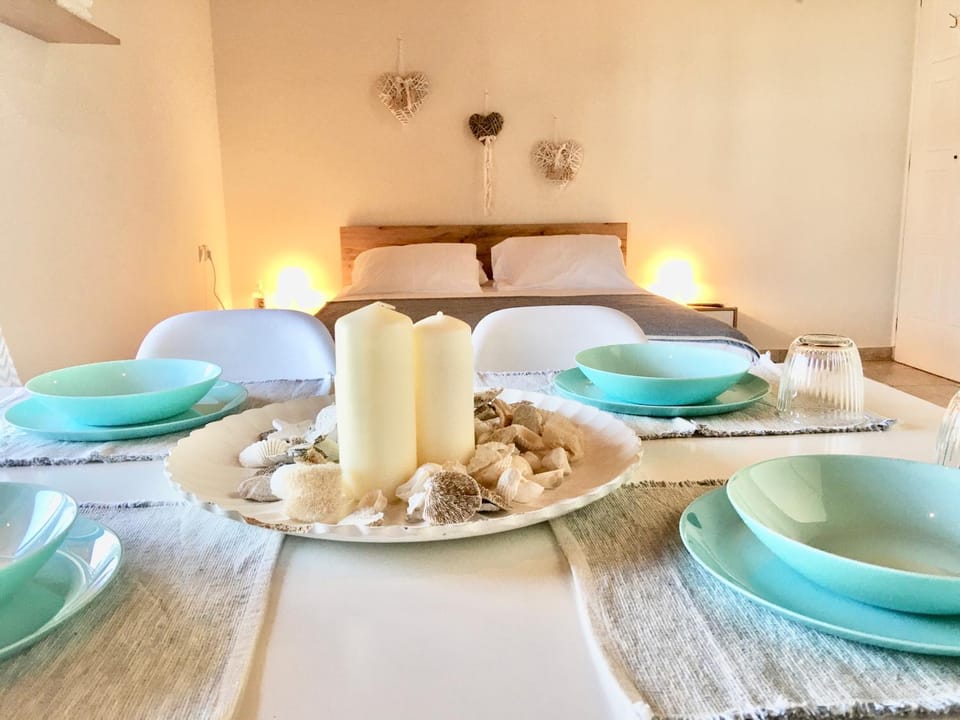 Bed, Dining area, Bedroom