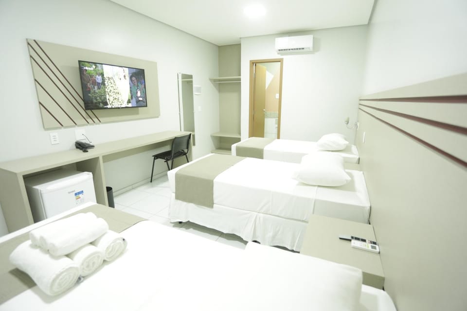 Bed, TV and multimedia, Photo of the whole room, Bedroom, towels