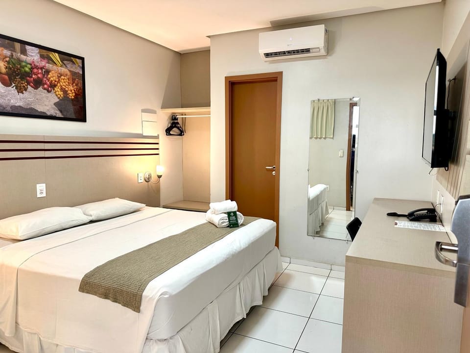 Bed, TV and multimedia, Photo of the whole room, Bedroom, towels, air conditioner