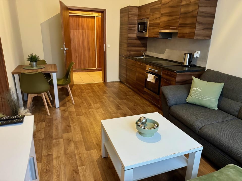 Coffee/tea facilities, Kitchen or kitchenette, Living room, Seating area, Dining area, minibar