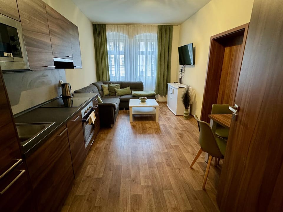 Communal lounge/ TV room, TV and multimedia, Kitchen or kitchenette, Living room, Seating area, Dining area, Evening entertainment, minibar, stove