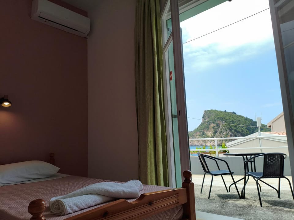 Bed, Natural landscape, View (from property/room), Balcony/Terrace, Photo of the whole room, Bedroom, Mountain view, Sea view, towels, air conditioner