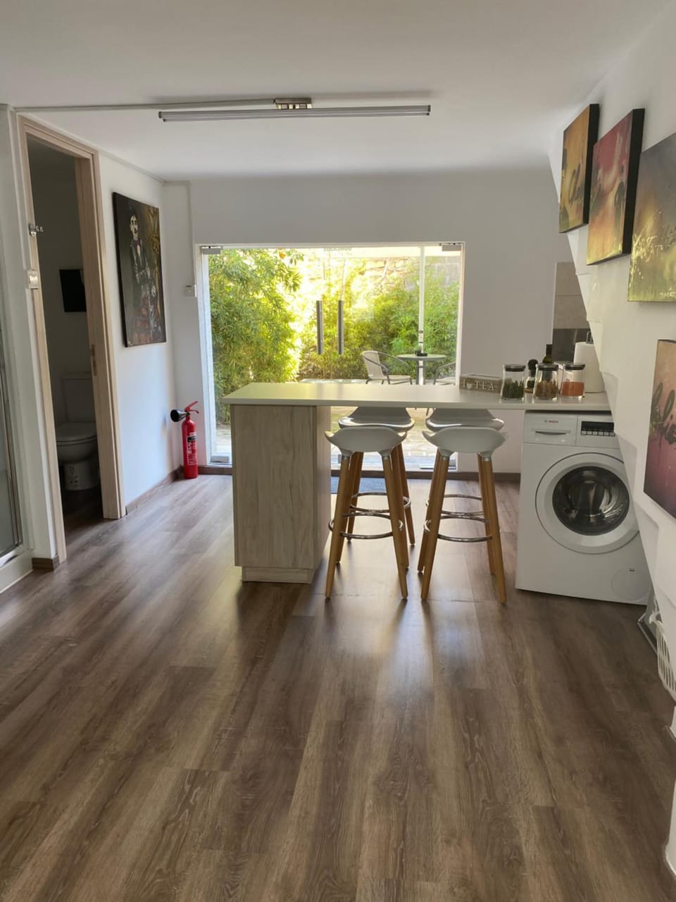 Kitchen or kitchenette, Dining area