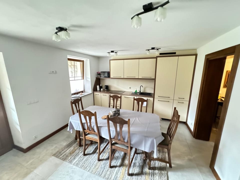 Kitchen or kitchenette, Living room, Seating area, Dining area, pet friendly, stove