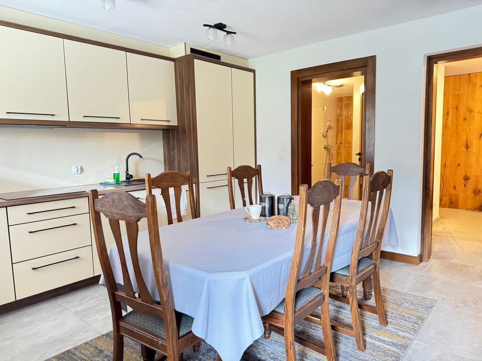 Kitchen or kitchenette, Living room, Seating area, Dining area