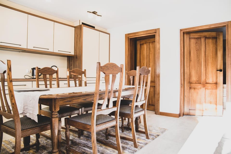 Kitchen or kitchenette, Dining area