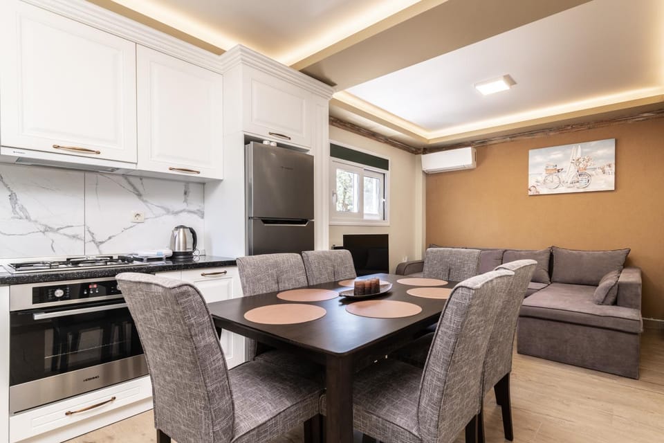 Kitchen or kitchenette, Living room, Seating area, Dining area, dishwasher, minibar, oven, pet friendly, stove