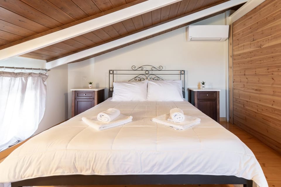 Bed, Photo of the whole room, Bedroom, towels, air conditioner