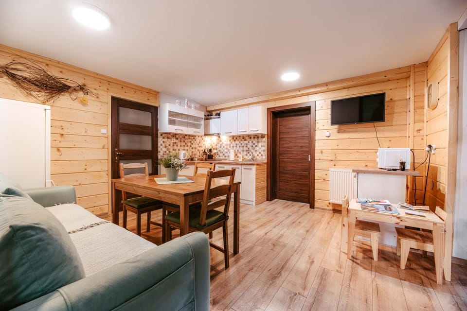 Kitchen or kitchenette, Living room, Seating area, Dining area
