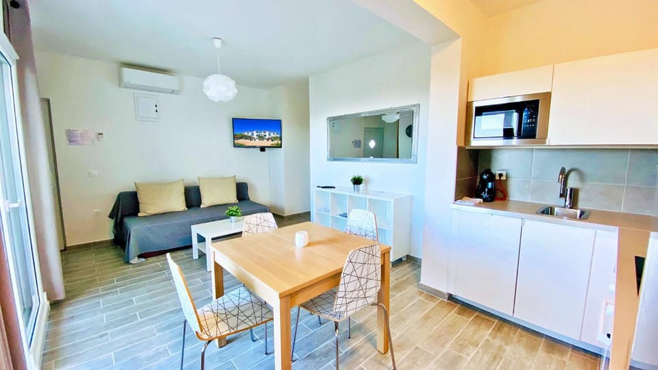 Day, Summer, TV and multimedia, Kitchen or kitchenette, Living room, Dining area, On site