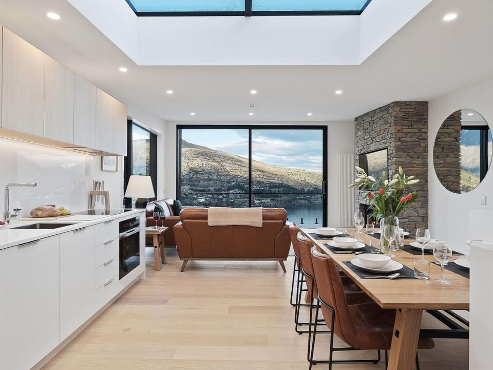 Living room, Dining area, Lake view, Mountain view, kitchen