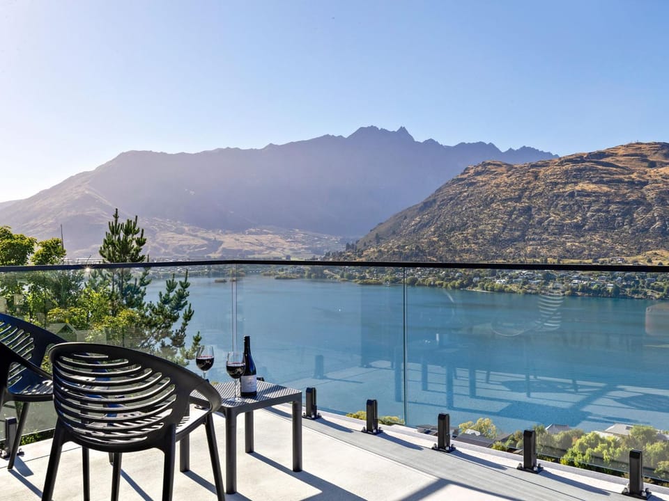 Balcony/Terrace, Lake view, Mountain view