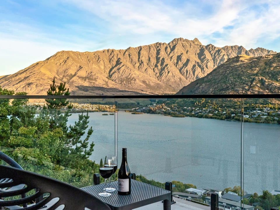 Balcony/Terrace, Lake view, Mountain view