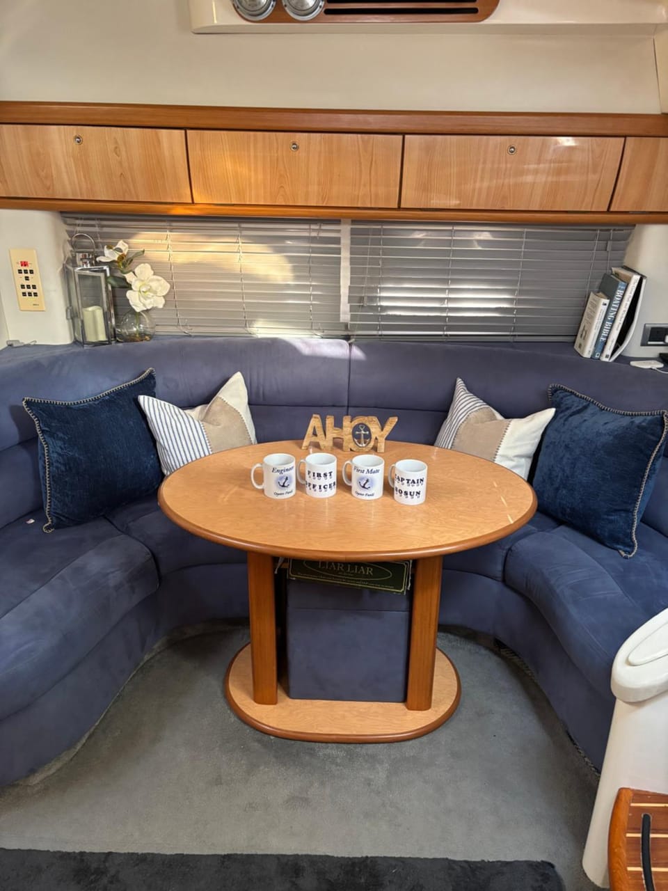 ENTIRE YACHT -LUXURY -TRANQUIL -RELAXING- PEACEFUL - ESCAPE -HEATED -2 Double bedrooms both en-suit -70sqm - sleeps up to 4 people - moored on our Private Island - nearby LEGOLAND THORPE PARK ASCOT RACES WENTWORTH LONDON Lapland UK NO Parties Docked boat in Runnymede District