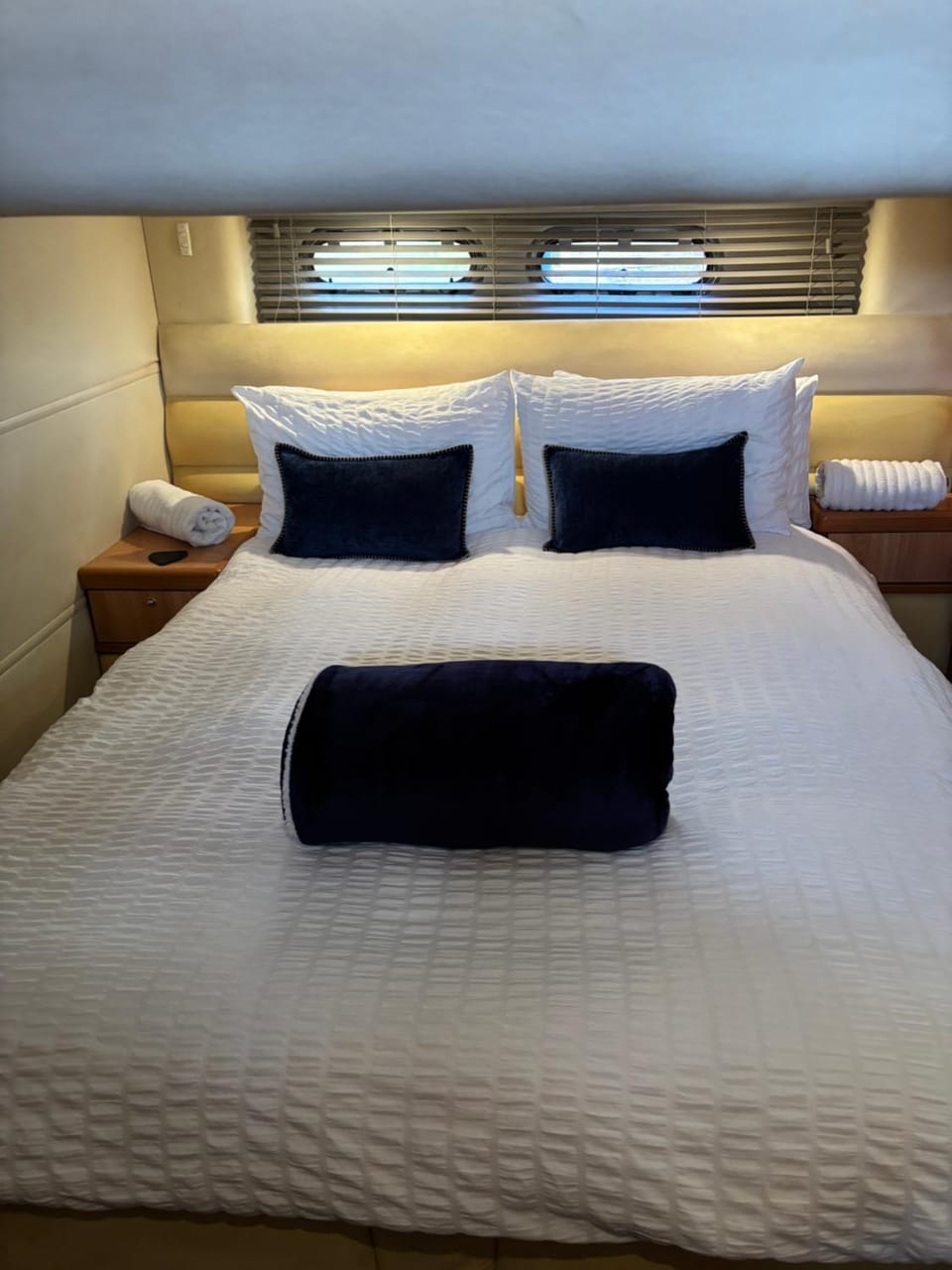 ENTIRE YACHT -LUXURY -TRANQUIL -RELAXING- PEACEFUL - ESCAPE -HEATED -2 Double bedrooms both en-suit -70sqm - sleeps up to 4 people - moored on our Private Island - nearby LEGOLAND THORPE PARK ASCOT RACES WENTWORTH LONDON Lapland UK NO Parties Docked boat in Runnymede District