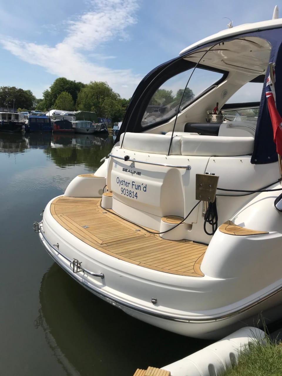 ENTIRE YACHT -LUXURY -TRANQUIL -RELAXING- PEACEFUL - ESCAPE -HEATED -2 Double bedrooms both en-suit -70sqm - sleeps up to 4 people - moored on our Private Island - nearby LEGOLAND THORPE PARK ASCOT RACES WENTWORTH LONDON Lapland UK NO Parties Docked boat in Runnymede District