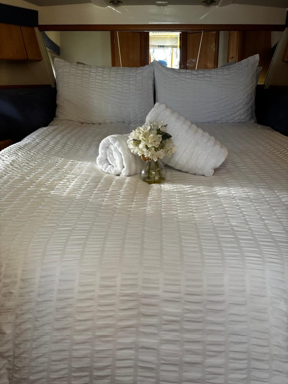 Oyster Fund -The Ultimate Thames Yachtcation Relaxing Peaceful private Island mooring -HEATED -AIRCON - 2 Double bedrooms 2 en-suit - sleeps up to 4 people - LEGOLAND THORPE PARK ASCOT RACES WENTWORTH LONDON Lapland UK NO Parties- private cruise package Docked boat in Runnymede District