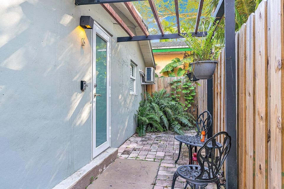 Private and Secluded Studio in Little Havana - 6V Apartment in Coral Gables