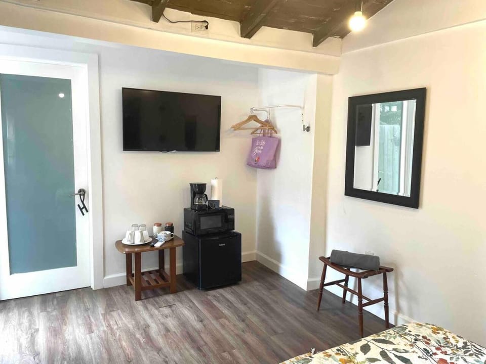 Private and Secluded Studio in Little Havana - 6V Apartment in Coral Gables