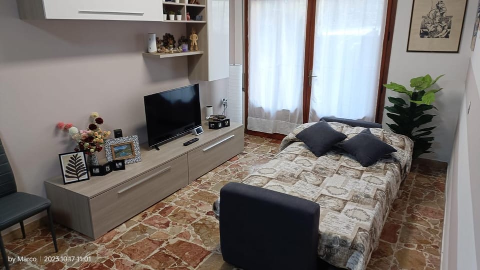 Bed, TV and multimedia, Living room, Photo of the whole room, Seating area