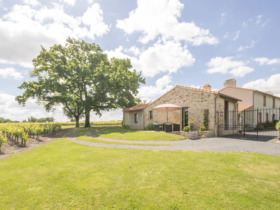 Gîte de charme avec piscine chauffée et WiFi - 2 chambres - FR-1-306-803 House in Pays de la Loire