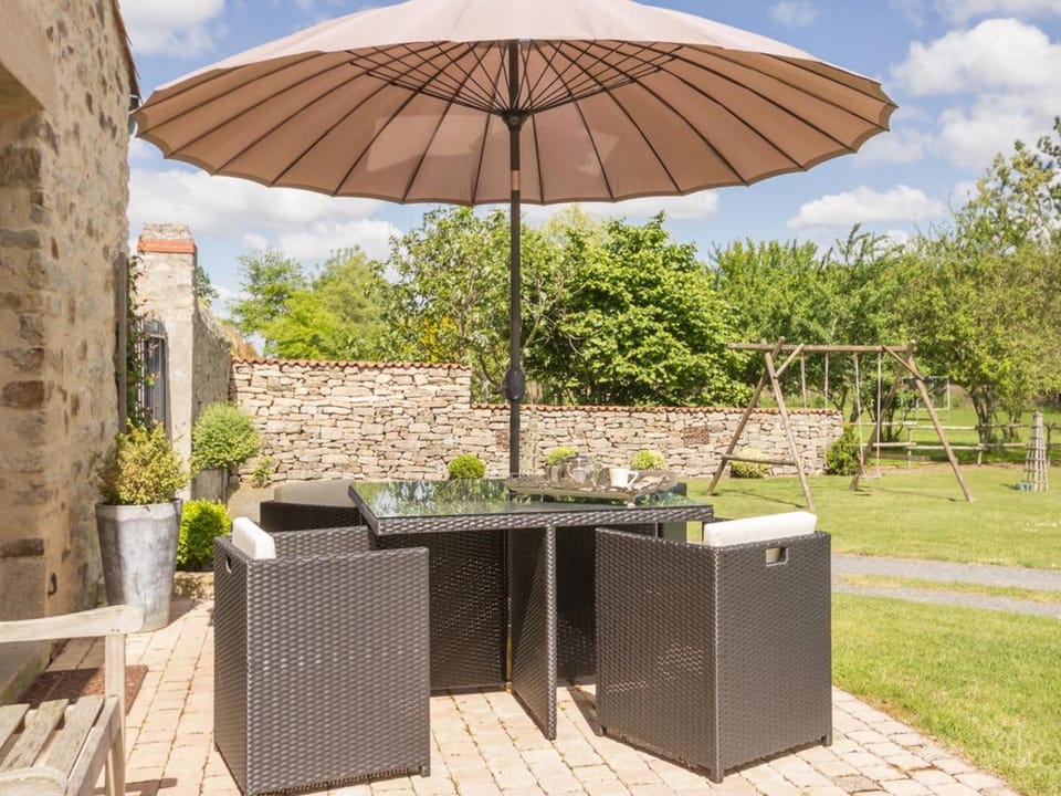 Gîte de charme avec piscine chauffée et WiFi - 2 chambres - FR-1-306-803 House in Pays de la Loire