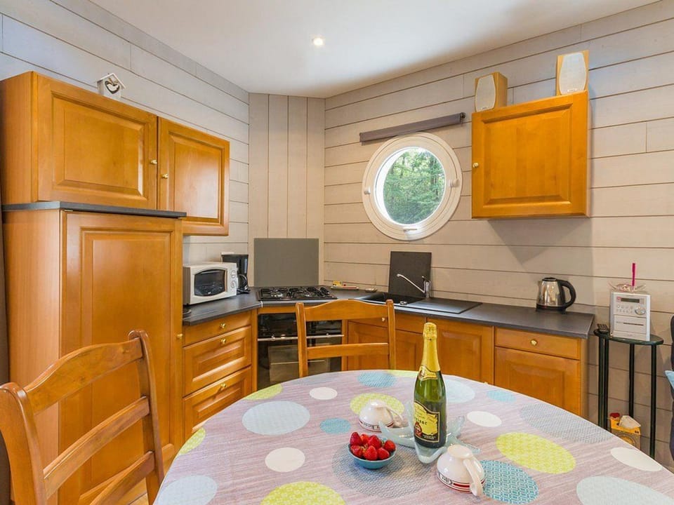 Évasion Marine : Studio avec Jardin Privé, Terrasse et Accès Direct au Canal de Nantes à Brest - FR-1-306-835 House in Pays de la Loire