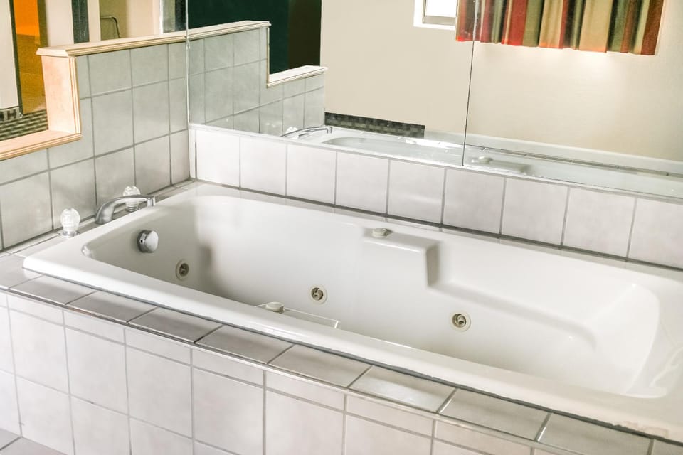 Hot Tub, Bathroom