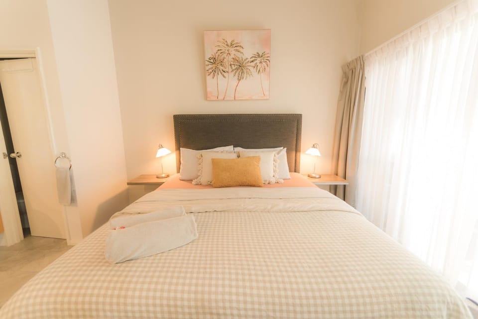 Bed, TV and multimedia, Bedroom