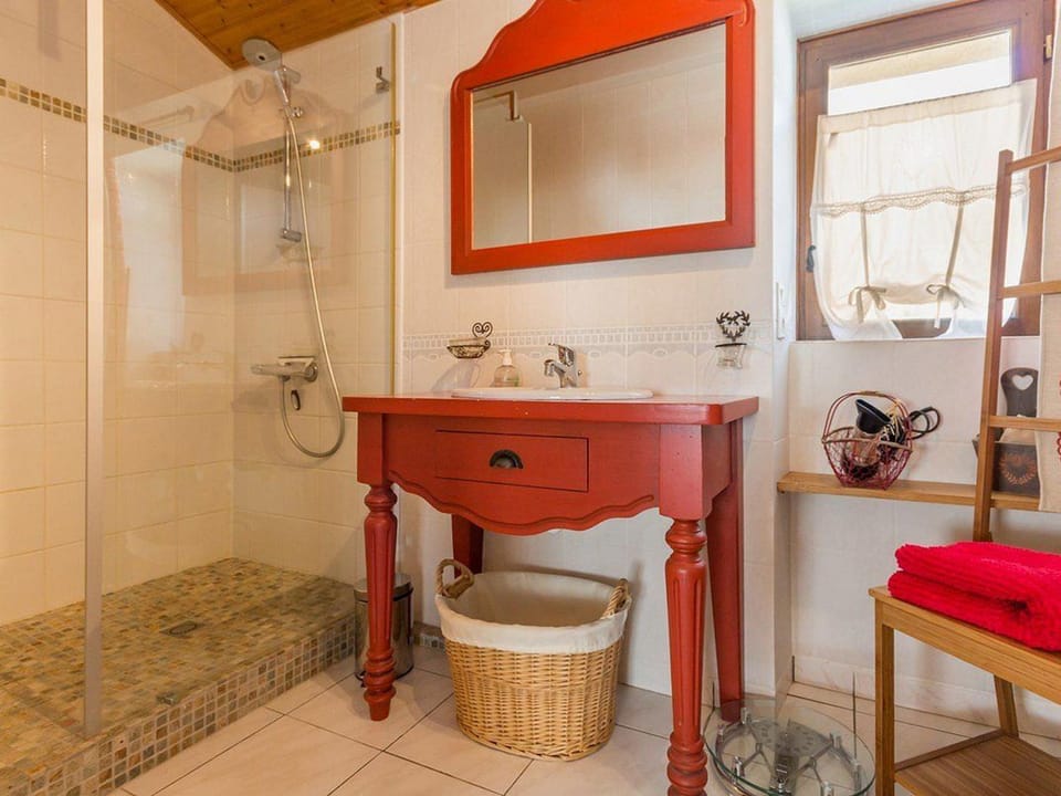 Gîte Accessible avec Jardin Fleuri près de Pornic, Éco-rénové et Équipé (Vélos, WiFi, Cheminée) - FR-1-306-957 House in Pornic