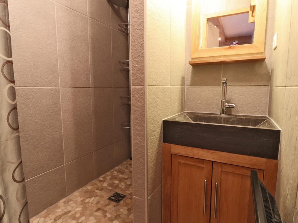 Appartement rénové idéal famille, 4 pers, balcon, Méribel - FR-1-182-221 Apartment in Les Allues