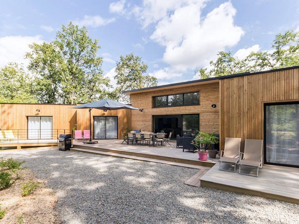 Grande maison en bois avec parc, terrasse, jeux et équipements modernes entre Nantes et Pornic - FR-1-306-1051 House in Pays de la Loire