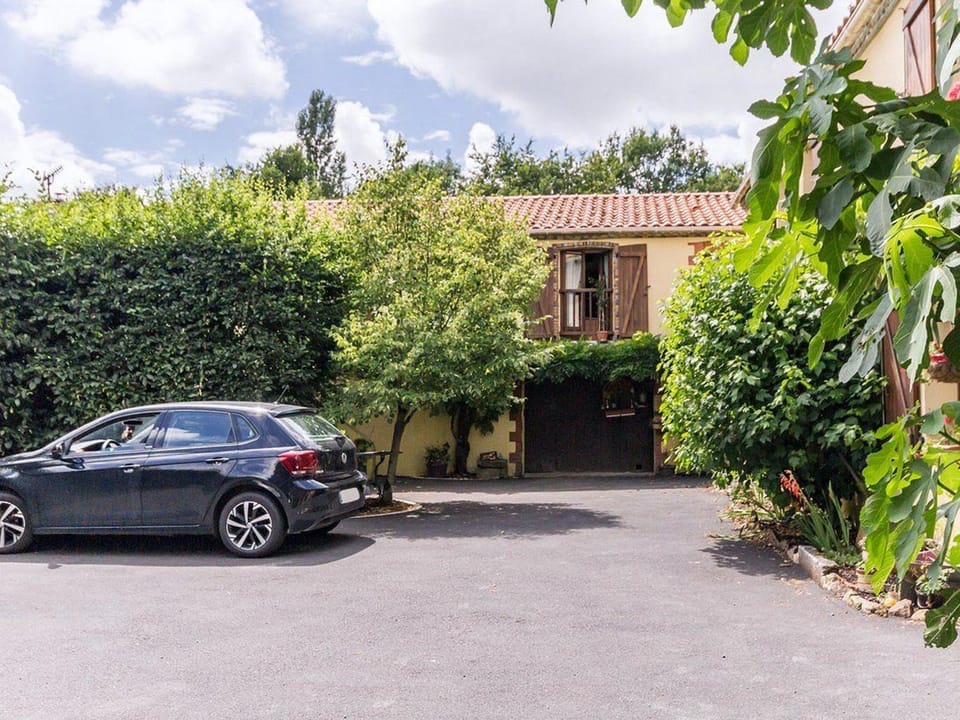 Gîte rénové à Corcoué-sur-Logne avec étang privé et équipements bébé - FR-1-306-1066 House in Pays de la Loire
