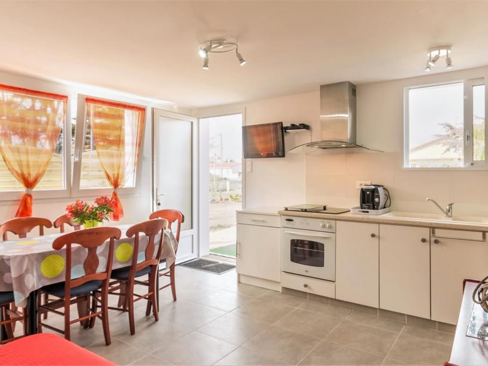 Maison mitoyenne cosy à 200m de la mer avec terrasse, wifi et équipements bébé - FR-1-306-1062 House in La Plaine-sur-Mer