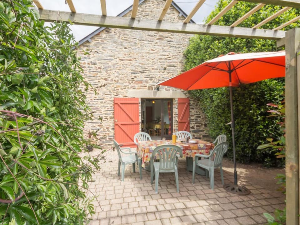 Gîte calme avec jardin clos, équipements complets et activités sur place à Callac - FR-1-306-1130 House in Pays de la Loire