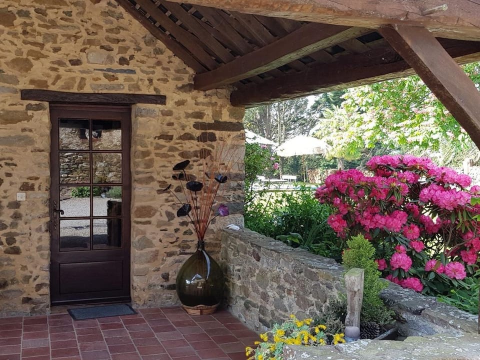 Havre de paix avec piscine chauffée, jardin arboré et activités pour tous - FR-1-306-1142 House in Pays de la Loire